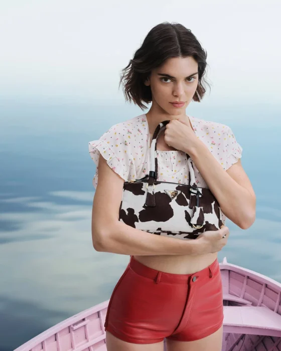 kendall jenner nella campagna pubblicitaria estiva 2025 di prada   180orecom | moda  intrattenimento  tecnologia 