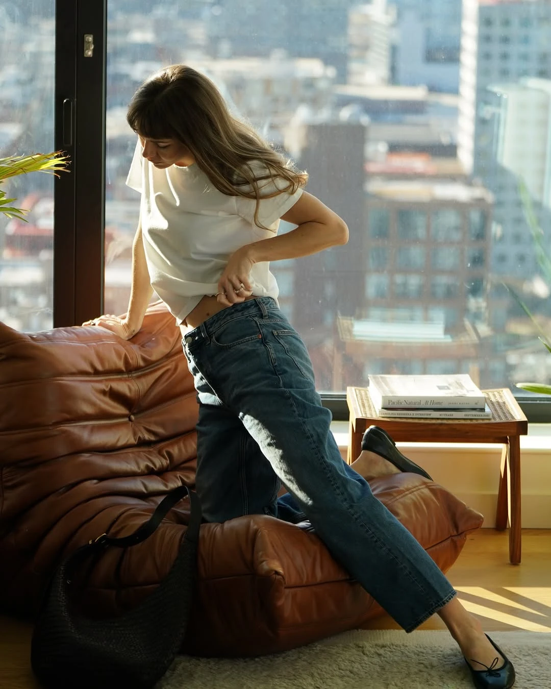 180orecom | moda intrattenimento tecnologia il nuovo minimalismo jeans a gamba dritta e ballerine per lestate 2025 180orecom | moda intrattenimento tecnologia